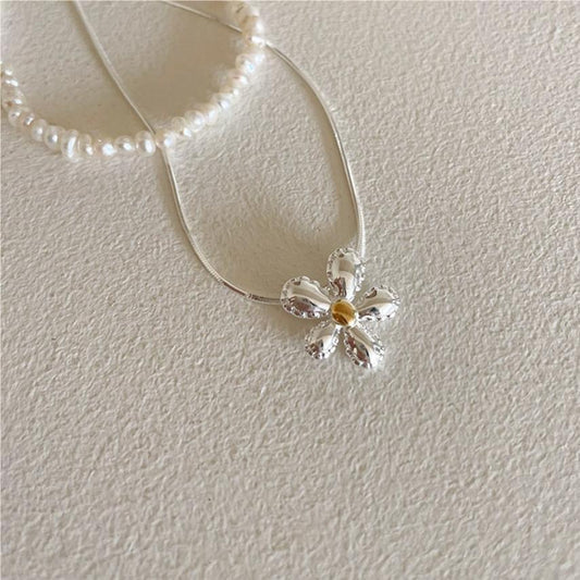 Daisy Pendant Necklace